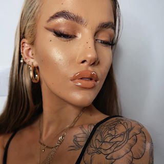 𝖘𝖔𝖕𝖍𝖎𝖊 𝖋𝖑𝖔𝖞𝖉 (@sophfloyd) • Instagram photos and videos Sophie Floyd, Glossy Lids, Urban Aesthetic, Dope Makeup, Bad Vibes, Glamour Makeup, Tattoo Model, All Things Beauty, Shoulder Tattoo