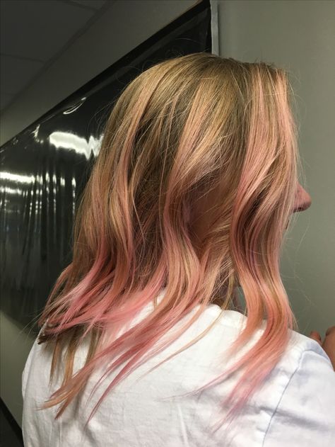 Pink Highlights In Dirty Blonde Hair, Strawberry Hair Color, Blonde Hair With Pink Highlights, Pink Hair Streaks, Pink Blonde Hair, Strawberry Hair, Golden Blonde Hair, Blonde Hair Girl, Blonde With Pink