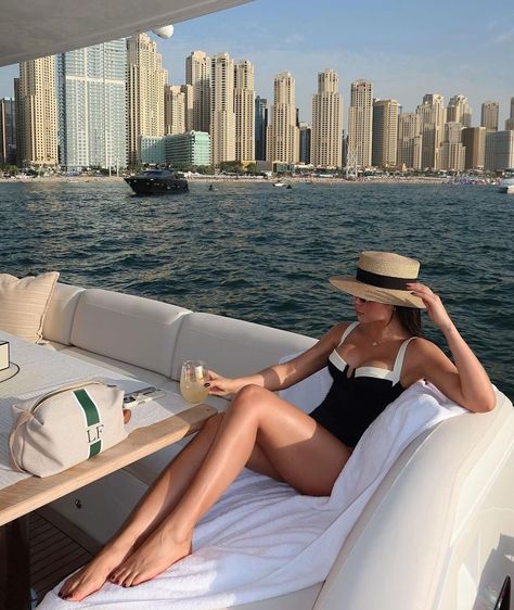 Yatch Pics Aesthetic, Yacht Outfit Women Classy, Yacht Outfit, Yacht Fashion, Yachts Girl, Boat Pics, Summer Picture Poses, Boat Fashion, English Decor