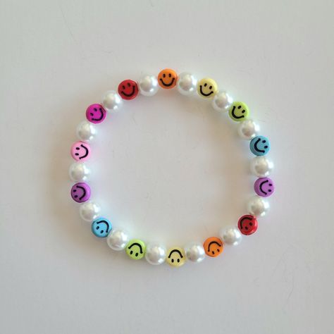 Fun Bead Bracelet Ideas, Birthday Beaded Bracelet, Rainbow Beaded Bracelets, Smiley Face Bracelet Ideas, Beaded Bracelets Preppy, Bracelet Ideas Smiley Face, 2000s Kidcore, Small Bead Bracelets Ideas, Kidcore Bracelet