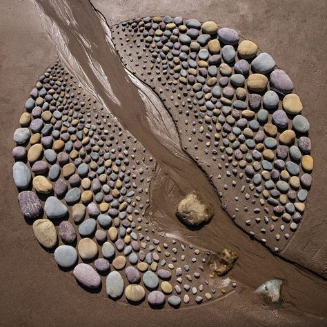 Beach Land Art, Stone Arrangement, Jon Foreman, Landscape Sculpture, Nature Mandala, Ephemeral Art, Andy Goldsworthy, Rock And Pebbles, Garden Makeover