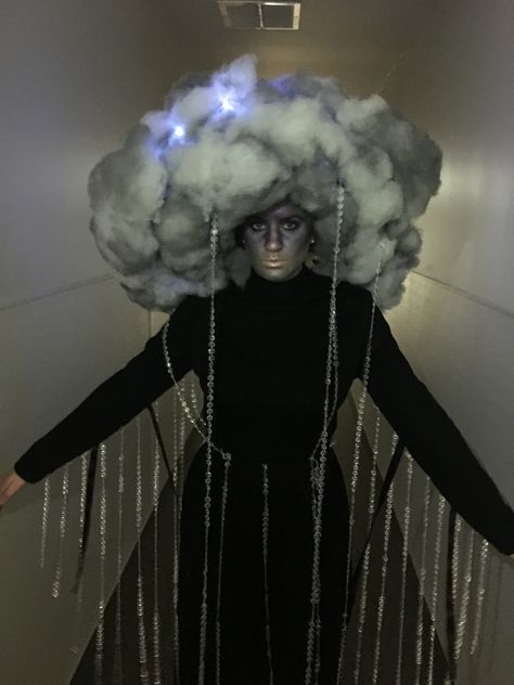 Creative DIY thunderstorm Halloween Costume with lights. Rain Cloud Costume, Rain Costume, Storm Costume, Cloud Costume, Halloween Costumes Funny, Costume Unique, Creepy Halloween Costumes, Costumes Funny, Halloween Costumes 2016