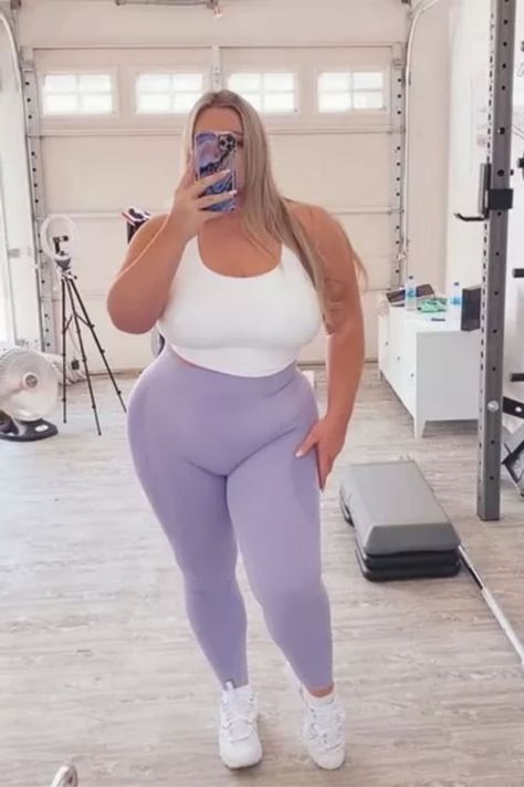 Practical, stylish, fitted white tank top, high-waisted lilac leggings, white sneakers. Plus Size Gym Outfits, Plus Size Gym, Gym Outfit Ideas, Plus Size Workout Clothes, Building A Wardrobe, Curves And Confidence, Pilates Outfit, Gentlemen Wear, Workout Tops For Women