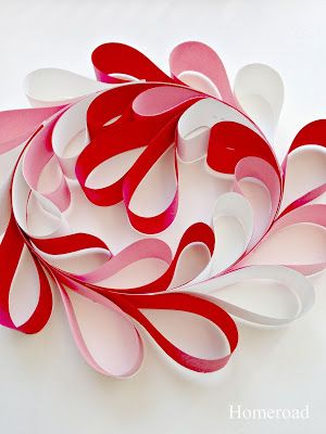 Paper Strips Crafts, Paper Strip Hearts, Paper Strip Crafts, Valentines Glasses, Paper Heart Wreath, Valentine Dinner Ideas, Paper Wreath Tutorial, Heart Backgrounds, Deco Mesh Garland