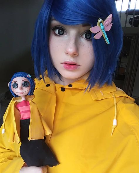 It's been a few months since I've done Coraline! 🐱  #coraline #coralinejones #coralinecosplay #coralinejonescosplay #cosplay Coraline Cosplay Makeup, Pixar Halloween Costumes, Coraline Cosplay, Coraline Halloween Costume, Coraline Makeup, Coraline Costume, Coraline Jones, Halloween Coustumes, Fandom Outfits