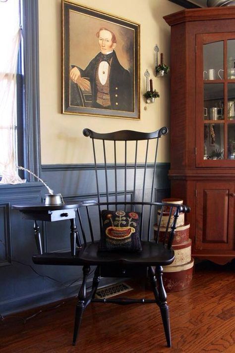 Writing Chair / Colonial Style American Colonial Interior, Early American Decorating, Writing Chair, Early American Decor, Colonial Home Decor, Primitive Living Room, Primative Decor, Colonial Interior, Windsor Chairs