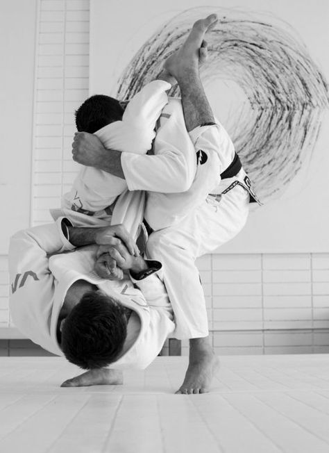 Martial Arts Photography, Strengthen Your Back, Jiu Jitsu Techniques, Flexible Back, Bjj Jiu Jitsu, Jiu Jitsu Training, Jiu Jitsu Gi, Fitness Routines, Ju Jitsu