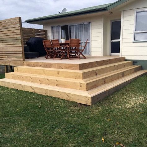 Deck Steps Ideas, Front Porch Stairs, Landscaping Around Deck, Ideas Terraza, Platform Deck, Patio Stairs, Porch Stairs, Tiered Deck, Patio Steps