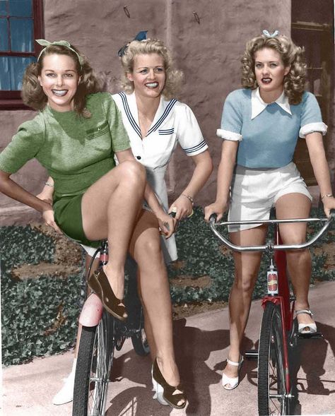 40s Mode, 1950s Shorts, Istoria Modei, 1940s Photos, The Sartorialist, Mode Retro, Fotografi Vintage, Pedal Pushers, Three Women