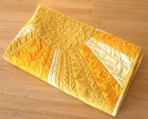 Baby Blanket Quilt Ideas, Hexagon Hand Quilting, Baby Blanket Quilt Pattern, Quilt Craft Ideas, How To Quilt For Beginners, Sun Quilt Pattern, Modern Quilt Ideas, Sew Baby Blanket, Sunshine Quilt Pattern Free