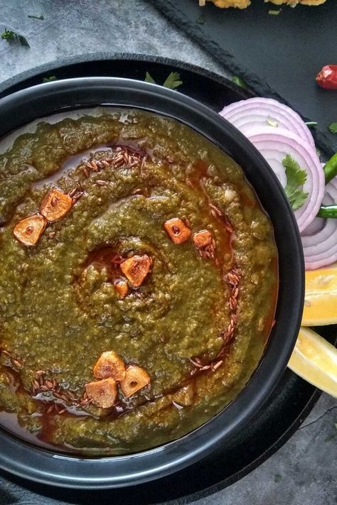 How to make Sarson Ka Saag with Kale - Living Smart And Healthy Saag Recipe, Green Leafy Vegetables, Leafy Vegetables, Mustard Greens, Indian Spices, Indian Recipes, Indian Food Recipes, Kale, Garlic