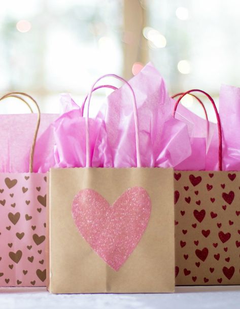 Pretty Gift Bags Packaging Ideas, How To Make Gift Bags, Gift Bag Decorating Ideas, Decorating Gift Bags, Decorate Gift Bags, Gift Decoration Ideas, Gift Bags Ideas, Paper Bag Decoration, Gift Bag Decoration