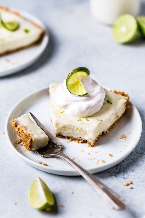 Key Lime Yogurt Pie - supposed to get 12 servings from an 8" pie to make it 6 points. 😏 The slice pictured is about 2-3 servings, I'd say. Skinnytaste Desserts, Skinnytaste Dinner, Key Lime Yogurt Pie, Key Lime Yogurt, Yogurt Pie, Mixed Berry Pie, Yogurt Dessert, Key Lime Cheesecake, Keylime Pie Recipe