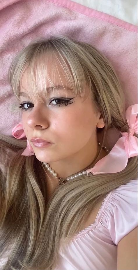 Princesscore Makeup, Cottagecore Makeup Looks, Fairy Eyeliner, Pink Fashion Aesthetic, Cottagecore Makeup, Abg Makeup, Eyeliner Inspo, Eyeliner Wings, Homecoming Ideas