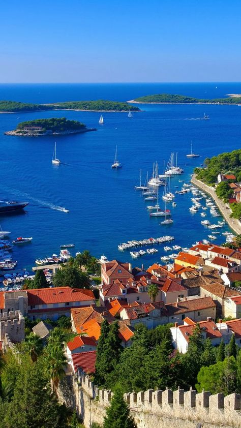 Si vous êtes à la recherche d'une destination à couper le souffle en Europe, ne cherchez pas plus loin que l'île croate de Hvar. Avec des eaux cristallines et une architecture médiévale étonnante, cet endroit pittoresque est sûr de vous couper le souffle. Ne manquez pas de visiter cet endroit idyllique ! Honeymoon Romance, Hvar Island, Hvar Croatia, Dalmatian Coast, Plitvice Lakes National Park, European Destination, Wellness Travel, Plitvice Lakes, Pasta Salads