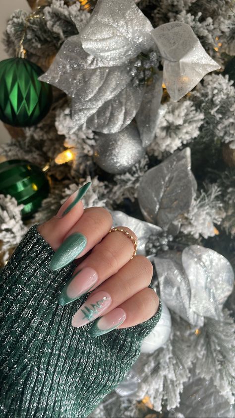 Grinch Almond Nails, Light Green Christmas Nails, Almond Holiday Nails, Christmas Nails Acrylic Almond, Acrylics Aesthetic, Vogue Nails, Aqua Nails, Classy Nail, Classy Nail Designs