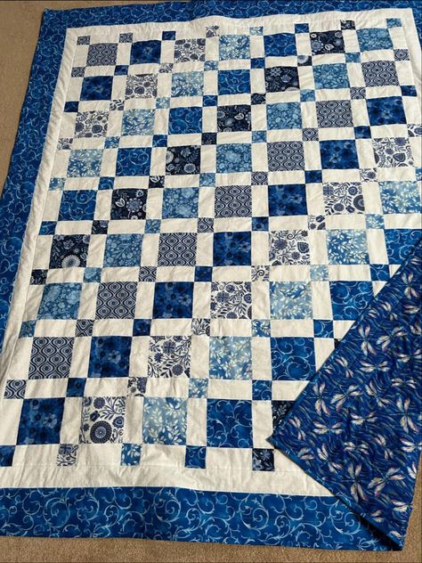 Easy Blue And White Quilts, Blue And White Quilts Modern, Blue Quilt Aesthetic, Sky Blue Quilts, Blue And White Patchwork Quilt, Colchas Quilting, Patchwork Quilting Designs, Charm Square Quilt, Black And White Quilts