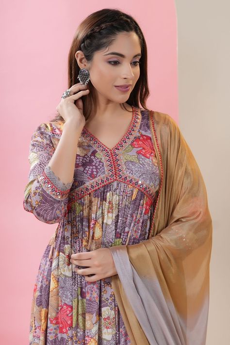 Aliya Cut Kurti Designs Latest, Kurti Inspiration, Wedding Frock Designs, Alia Cut Kurti, Plain Kurti Designs, Alia Cut, Chikan Kurti, Dress Designs For Stitching, Plain Suit