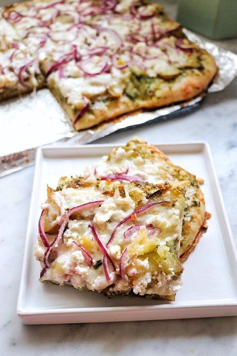 Gold Potato Recipes, Feta Pizza, Pesto Pizza, Vegetarian Pizza, Delicious Pizza, Pizza Toppings, Food App, Food Waste, Veggie Recipes