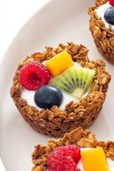 Save this Baked Healthy Granola Cups Recipe for Breakfast! Granola Cups take on-the-go breakfast to a whole new level! Featuring crunchy homemade granola baked in a muffin tin and all of your favorite toppings! This Granola Yogurt Cups are perfect for meal prep and are kid friendly! Follow Body by Bree for more Breakfast Recipes! Granola Yogurt Cups, Kid Friendly Brunch, Breakfast Granola Cups, Granola Cups, Easy Granola Recipe, Meals Kids Love, Chocolate Chip Granola Bars, Easy Granola, Healthy Granola