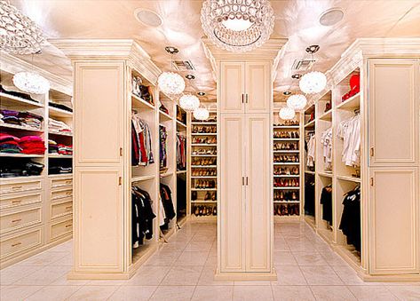 Mariah Carey's dressing room. A Walk In Closet, Celebrity Closets, Amazing Closets, Dream Closets, Custom Closets, Walk In Wardrobe, Master Closet, Closet Ideas, Closet Space