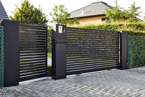 Rotterdam has a very streamlined design. It's horizontal steel bars have a small gap between them. Modern Front Gate Design, Volcano Hawaii, Home Gate Design, House Main Gates Design, House Gate, Front Gate Design, Entrance Gates Design, Front Garden Design, Main Gate Design