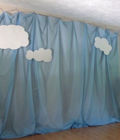 Katelyn's superhero party sky photo backdrop. Made from plastic table cloths and poster board clouds. Diy Sky Backdrop, Sky Decorations Classroom, Sky Decorations Party, Sky Themed Party, Plastic Table Cloth Backdrop, Cheap Backdrop, Sky Backdrop, Thomas The Train Party, Superhero Classroom Theme