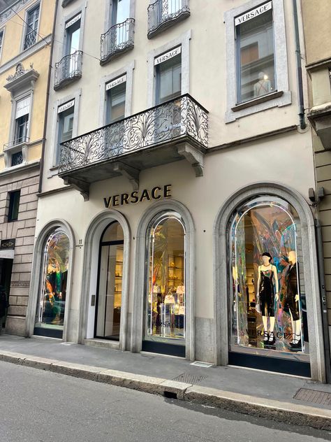 #versace #luxury #luxurylife #luxurious #shopping #clothing #fashion #clothes #bags #accessories #store #aesthetic Luxury Shopping Aesthetic, Versace Aesthetic, Luxurious Shopping, Versace Store, Store Aesthetic, Versace Bag, Aesthetic Shop, Visual Journal, Bags Aesthetic