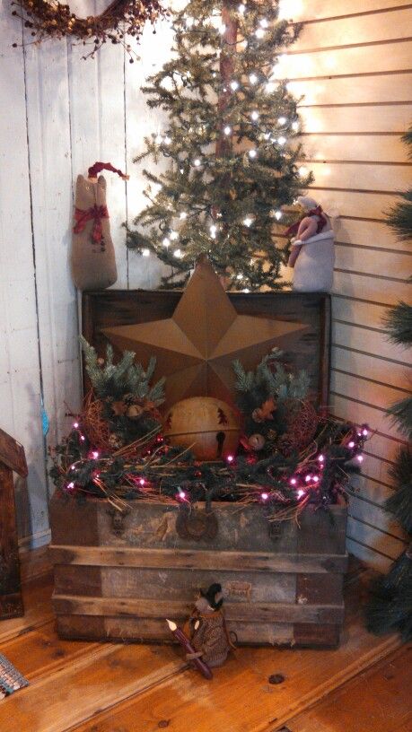 Primitive Porch Decorating Ideas, Primitive Christmas Decorating, Christmas Tree Decorating Ideas, Tree Decorating Ideas, Christmas Tree Decorating, Antique Trunk, Prim Christmas, Country Christmas Decorations, Cottage Christmas