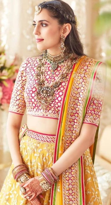 Abujanisandeepkhosla Lehenga, Ambani Family, Shloka Mehta, Nita Ambani, Mehendi Outfits, Bridal Lehenga Collection, Anamika Khanna, Lehenga Collection, Indian Lehenga