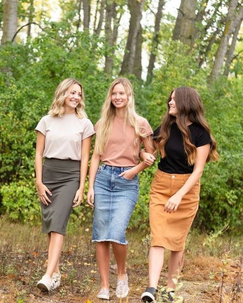 three girls walking together in the woods Modest Outfits For Church, Modest Stylish Outfits, Fall Modest Outfits, Casual Outfits Modest, Outfits For Church, Skirts For Fall, Modest Girls Clothes, Cute Feminine Outfits, Modest Denim Skirts