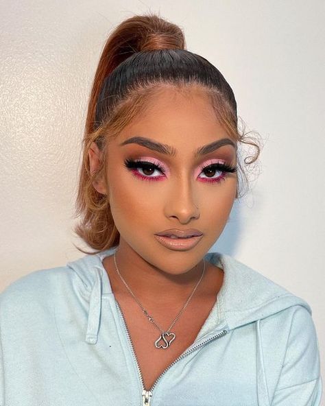 Makeup Looks With Pink Eyeshadow, All Pink Makeup Look, Makeup With Pink Under Eye, Pink Ombre Eyeshadow, Under Eye Eyeshadow Looks, Colored Undereye Makeup, Bright Color Makeup Looks, Valentines Makeup Look, Makeup Looks With Pink