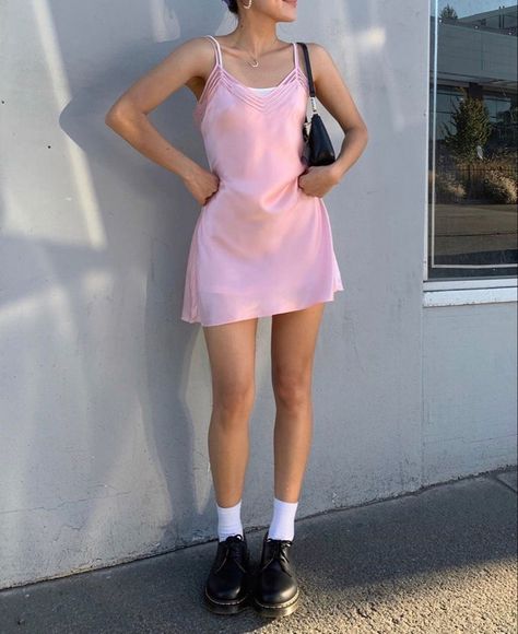 Slip Dress Aesthetic, Slip Dress Outfit, Pink Slip Dress, High Street Fashion, Dress Aesthetic, Look Vintage, Doc Martens, Looks Vintage, Fashion Killa