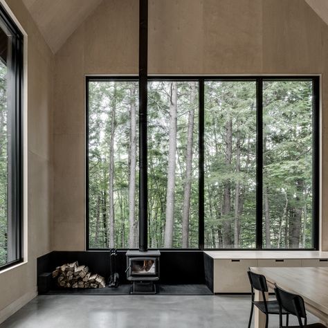 10 dining rooms that are ideal for a family Thanksgiving dinner Fireplace Concrete, Nordic Architecture, Interior Design Minimalist, Floor Storage, Storage Chair, Concrete Floor, Modern Cabin, Design Del Prodotto, Minimalist Home Decor