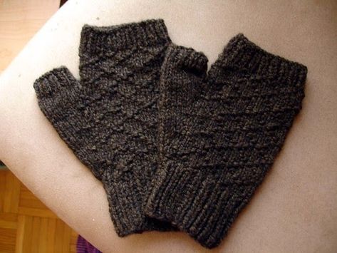 A blog about knitting, spinning, food, and motherhood Fingerless Mittens Knit, Knitting Gloves, Glove Pattern, Crochet Baby Sweater, Knitted Mittens, Gloves For Men, Gloves Pattern, Fingerless Mitts, Crochet Mittens