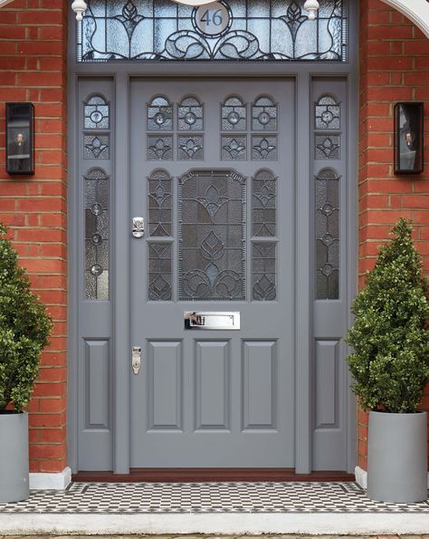 A stunning Victorian door design with triple wood panel, leaded glass detail and chrome door furniture. Victorian Front Door, Victorian Front Doors, Exterior Door Designs, Cottage Front Doors, Traditional Front Doors, Best Front Doors, Victorian Door, Front Door Porch, Door Inspiration