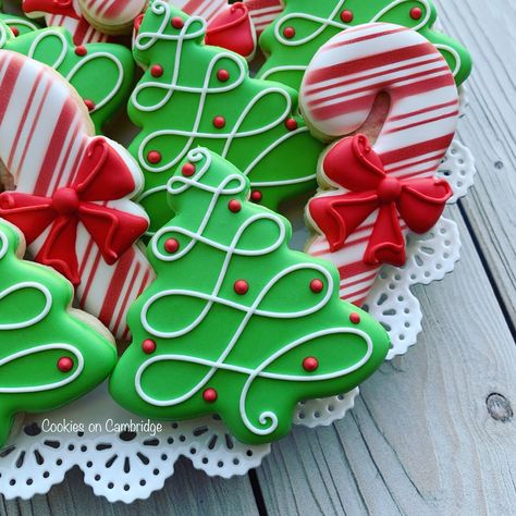 Simple Christmas Sugar Cookies Decorated, Jul Kaka, Christmas Sugar Cookies Decorated, Cute Christmas Cookies, Cookie Christmas, Merry And Bright Christmas, Sugar Cookie Designs, Candy Cane Christmas, Xmas Cookies