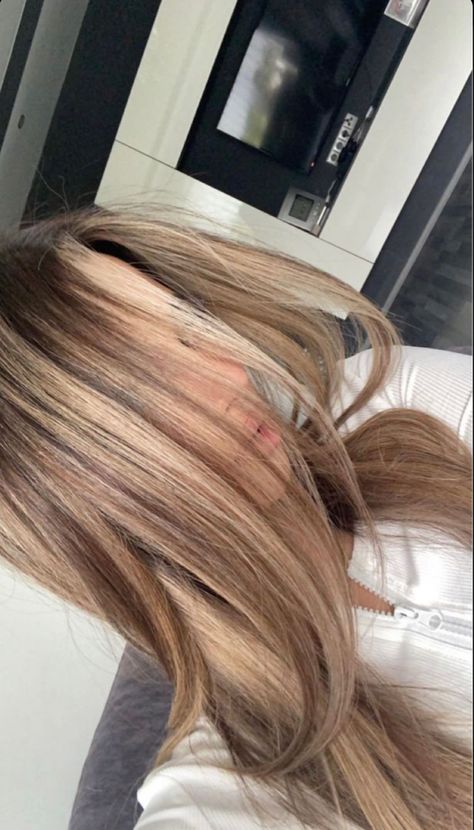 Balayage Hair Dirty Blonde, Bleach Hair Ideas, Bayalage Highlights, Brown Hair Styles, Long Blonde Hair Cuts, Honey Brown Hair Color, Bleach Hair, Perfect Blonde Hair, Beauty Recipes Hair