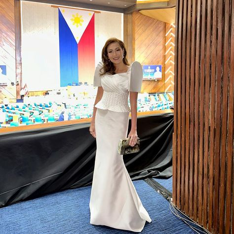 Best Dressed Women at the SONA 2023 Sona Filipiniana Dress, Modern Filipiniana Gown Wedding, Filipiniana Modern, Modern Filipiniana Gown, Filipiniana Wedding Theme, Modern Filipiniana Dress, Filipiniana Wedding, Colorful Gown, Filipino Fashion