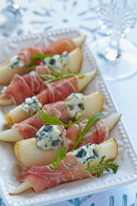 #MovieMarathonMunchies Blue Cheese Appetizers, Cold Party Appetizers, Pear And Blue Cheese, Cheese Recipes Appetizers, Prosciutto Wrapped, Savory Bites, Elegant Appetizers, Cook Smarts, Cold Appetizers