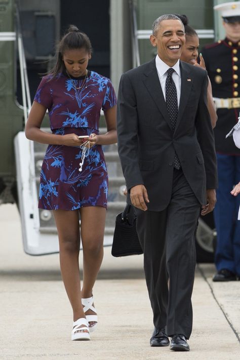 Even trailing behind her POTUS father, she steals the show in a printed mini dress and flatform sandals. Sasha Obama Style, Barak And Michelle Obama, Obama Daughter, Barack Obama Family, Malia And Sasha, Sasha Obama, Malia Obama, Michelle And Barack Obama, Black Presidents