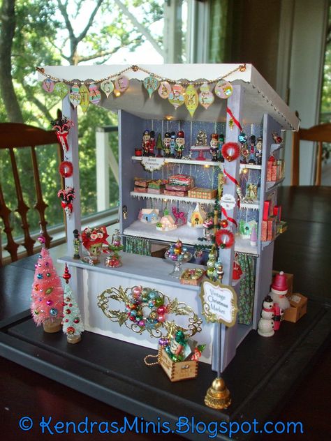 Christmas Market Stall, Dollhouse Christmas, Market Stall, Miniature Rooms, Market Stalls, Christmas Dolls, Miniature Crafts, Miniature Christmas, Christmas Display