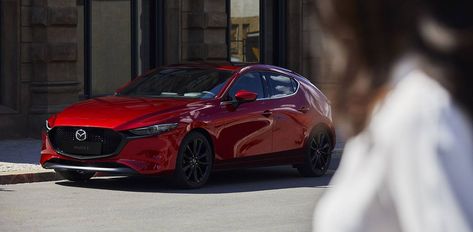 Nos damos un paseo con el nuevo Mazda3. El nuevo coche de la marca japonesa es "un objeto universal de deseo" en el que el rojo, su color insignia, brilla. Mazda 3 Sedan, Mid Size Sedan, Mazda 3 Hatchback, Mazda Mazda3, Cadillac Ct6, Mazda Miata, Compact Cars, Paris Photography, Expensive Cars