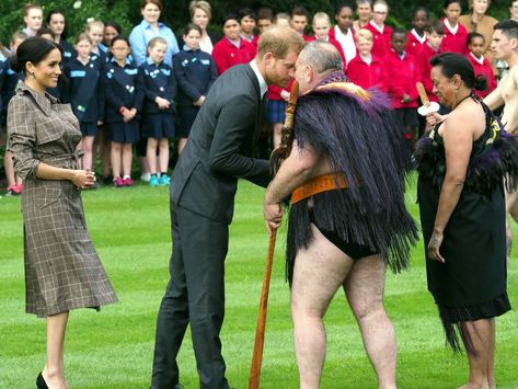 Bye bye l'Australie, le prince Harry et Meghan Markle ont posé le pied sur le sol néo-zélandais, dimanche 28 octobre. Dès son arrivée, le couple royal a pris part à une cérémonie traditionnelle... Prince Harry Et Meghan, Kensington Palace, Yoga Postures, The Duchess, Gaming Setup, Duke And Duchess, Bye Bye, Prince Harry, Meghan Markle