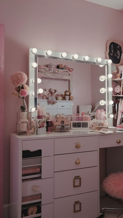 Discover how to create the perfect girly room for teens women kids featuring cute small spaces in pink Explore teens pink kids pink teens simple teens aesthetic dark purple and blue room ideas for a cozy retreat Purple And Blue Room Ideas, Pink Teenage Room, Pink Teen Room, Purple And Blue Room, Blue Room Ideas, Aesthetic Dark Purple, Dream Rooms For Teens, Makeover Bedroom, Teenage Room