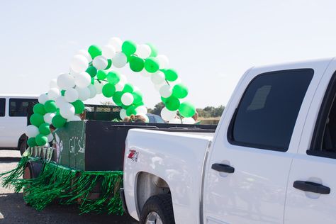 Homecoming Trailer Decorations, How To Decorate A Parade Trailer, How To Make A Parade Float, 4h Float Ideas, 4h Parade Float Ideas, Float Decorations Parade Diy, Parade Float Diy, Parade Float Ideas, Basketball Treats