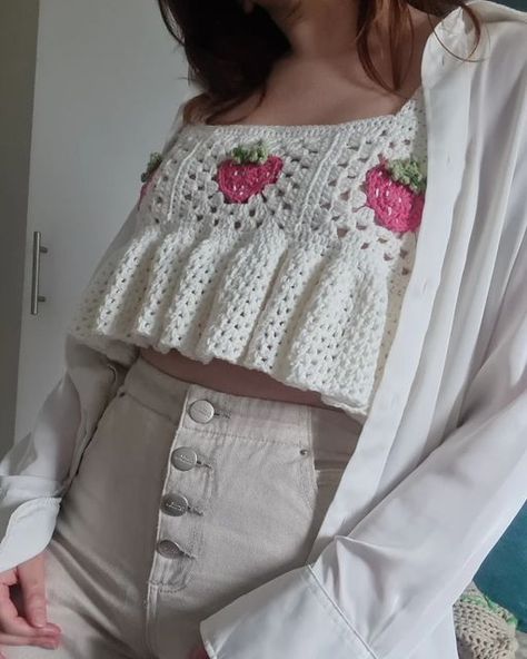 Crochet Strawberry Top, Crochet Crop Top Outfit, Summer Top Crochet, Blouses 2023, Crochet Sweater Design, Crochet Blouses, Crop Top Crochet, Crochet Fairy, Crochet Bedspread Pattern