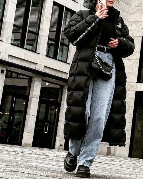 Long North Face Jacket Outfit, Northface Jacket Outfit Women, North Face Boots Outfit, North Face Long Winter Coat, North Face Long Puffer Jacket, Boots Levis, Black Doc Martens Outfit, Long Puffer Jacket Outfit, North Face Jacket Outfit