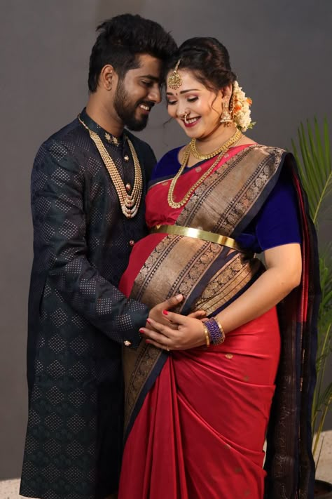 Seemantham Photoshoot Ideas, Seemantha Photoshoot, Maternity Photoshoot Poses In Saree, Traditional Maternity Shoot In Saree, Valakappu Photoshoot, Seemantham Photo Poses Traditional, Seemantham Poses With Husband, Maternity Photography Saree Poses, Sreemantham Stills