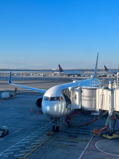 777 Plane, Pink Neon Wallpaper, Mens Luxury Lifestyle, Delta Flight, Cartoon Airplane, Airplane Wallpaper, Pilots Aviation, Airport Aesthetic, Toronto Travel